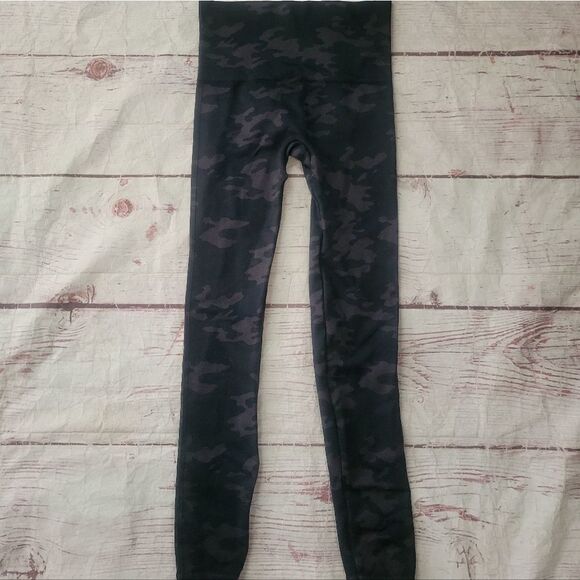 Spanx Seamless Look at Me Now Camo Leggings Size Small - Picture 3 of 5